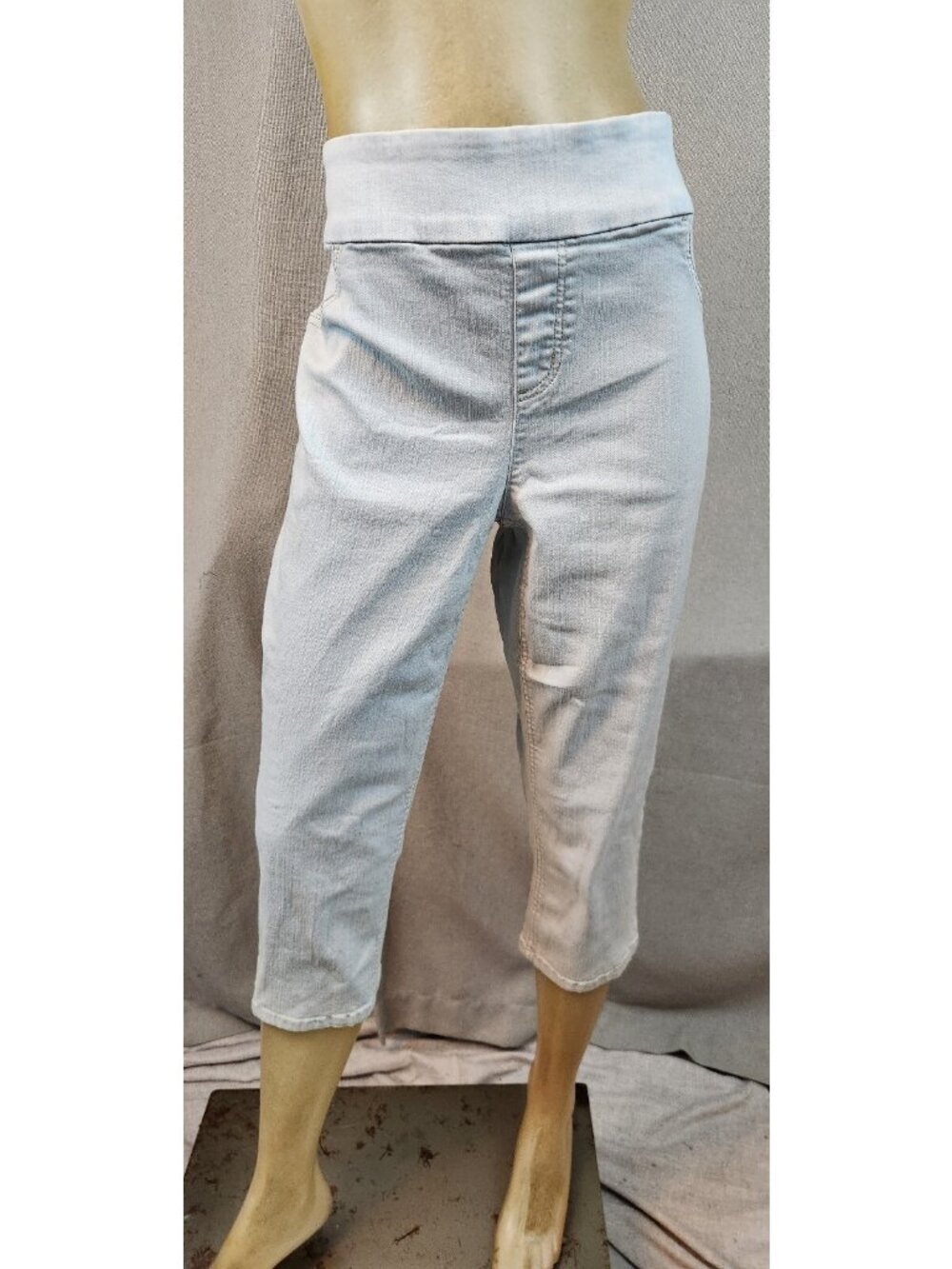 Chicos Capris Mid Light Wash Size 1 SMALL Casual Stretch Jeans Pants Pant USED - Picture 1 of 5
